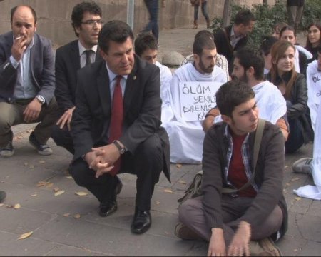 BDP’li vekil eyleme çömelerek destek verdi