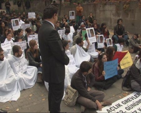 BDP’li vekil eyleme çömelerek destek verdi