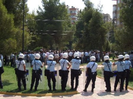 Bdp'liler, 1 Mayıs Dünya Barış Günü'nde Tuğay Komutanlığına Beyaz Tülbent Astı
