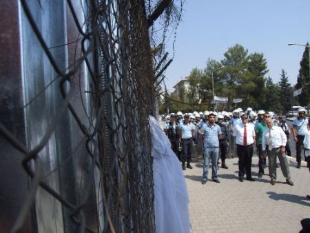 Bdp'liler, 1 Mayıs Dünya Barış Günü'nde Tuğay Komutanlığına Beyaz Tülbent Astı