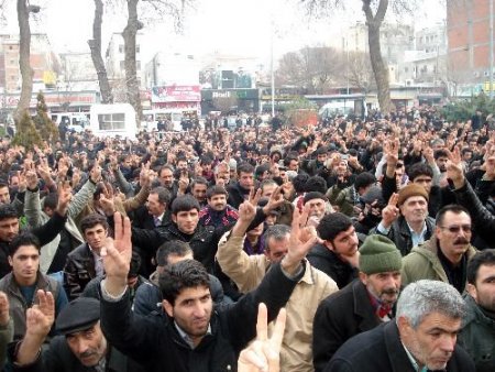 Bdp'liler, Belediye Başkanı İçin Oturma Eylemi Yaptı
