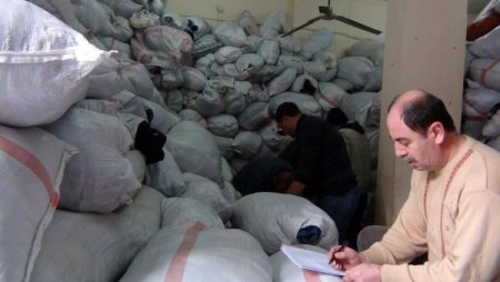 BDP'liler, depremzeler için topladıkları yardımları pazarda satmış