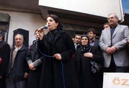 Bdp'liler Belediye Başkanı Güneş'in Gözaltına Alınmasını Yürüyüşle Protesto Etti
