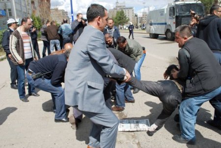 Bdp’liler Çadırın Kaldırılmasına Tepki Gösterdi, Eylemciler Gözaltına Alındı