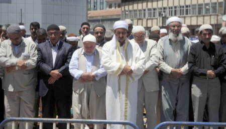 Bdp'liler Diyarbakır'da Cuma Namazı'nı Yine Ayrı Kıldı