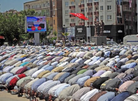 Bdp'liler Diyarbakır'da Cuma Namazı'nı Yine Ayrı Kıldı