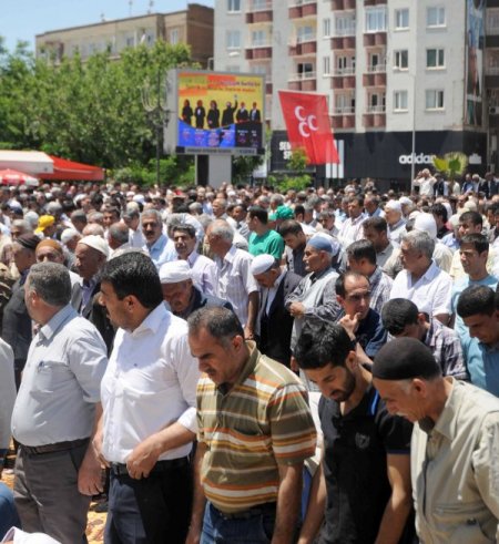 Bdp'liler Diyarbakır'da Cuma Namazı'nı Yine Ayrı Kıldı