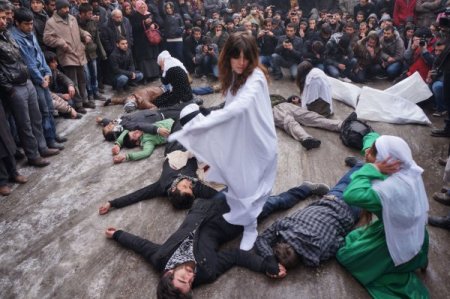 BDP'liler sokakta ortasında Uludere olayını canlandırdı