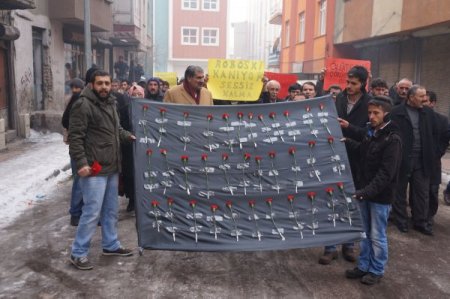 BDP'liler sokakta ortasında Uludere olayını canlandırdı