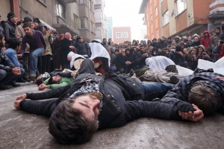 BDP'liler sokakta ortasında Uludere olayını canlandırdı