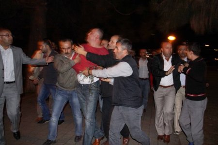 BDP'lilerin şöleni’ni protesto eden kişi gözaltına alındı