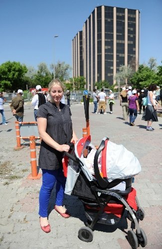 Bebeği ile 'direnmeye' geldi