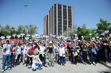 Bebeği ile 'direnmeye' geldi