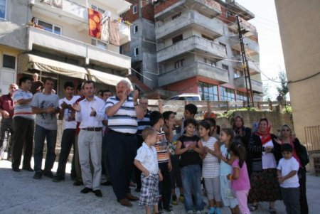 Bebeği Kanserden Ölen Annenin Baz İstasyonu Tepkisi