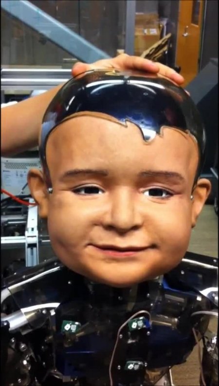 Bebek robot ‘Diego San’ gerçek bir çocuktan farksız