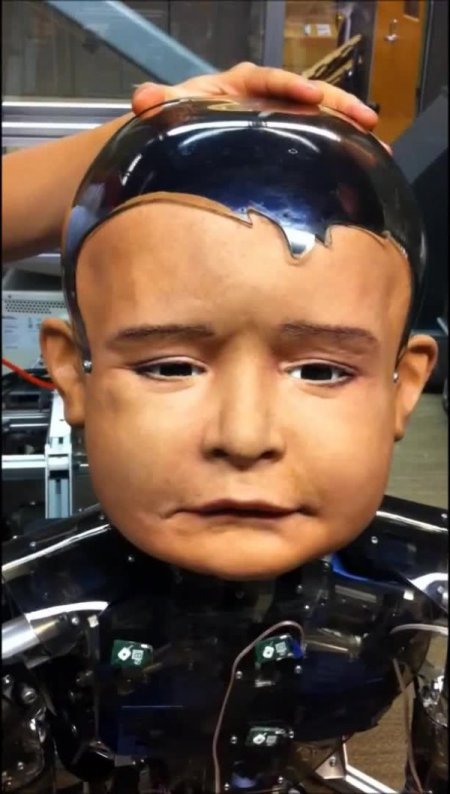 Bebek robot ‘Diego San’ gerçek bir çocuktan farksız