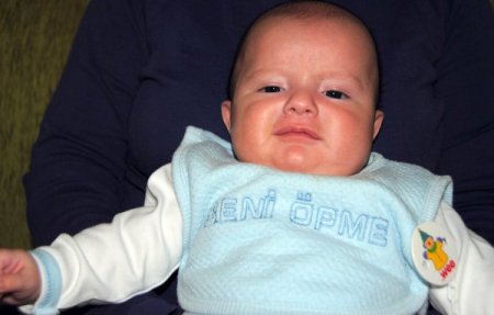 Bebekleri ağız ve çevresinden öpmek ateşli hastalıklara davetiye çıkarıyor