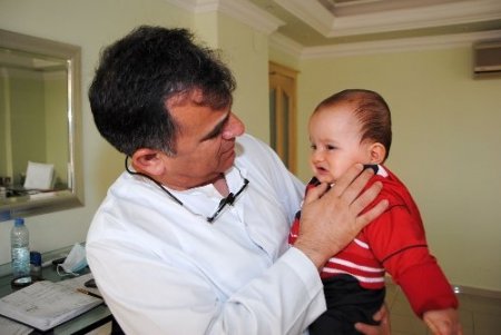 Bebeklerin emziğine bal, pekmez ve şeker sürmek dişlerini çürütüyor