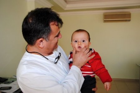 Bebeklerin emziğine bal, pekmez ve şeker sürmek dişlerini çürütüyor