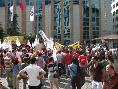 Bedaş Protestosunda Pankart Gerginliği