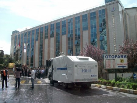 Bedaş Protestosunda Pankart Gerginliği