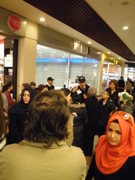 Bedava altın dağıtımına güvenlikçiler 'hayır' dedi