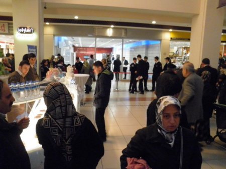 Bedava altın dağıtımına güvenlikçiler 'hayır' dedi