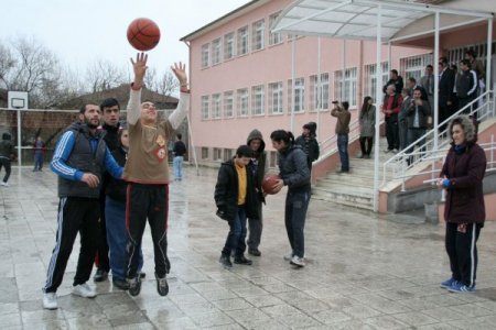 Beden eğitimi bölümü öğrencileri, özel çocuklara spor eğitimi veriyor