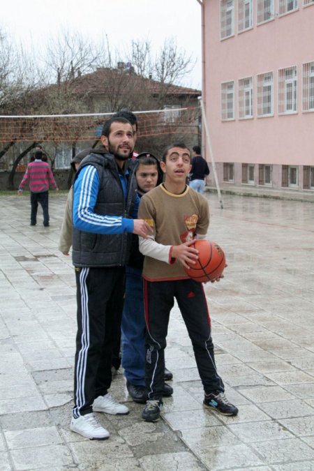 Beden eğitimi bölümü öğrencileri, özel çocuklara spor eğitimi veriyor