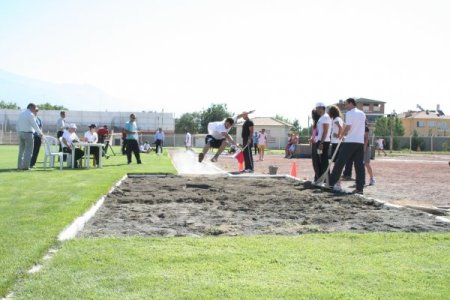 Beden eğitimi ve spor öğretmenliği için yetenek sınavında ter döküyorlar