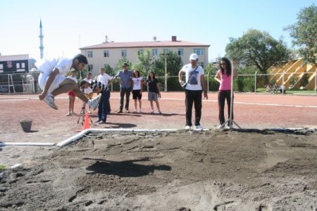 Beden eğitimi ve spor öğretmenliği için yetenek sınavında ter döküyorlar