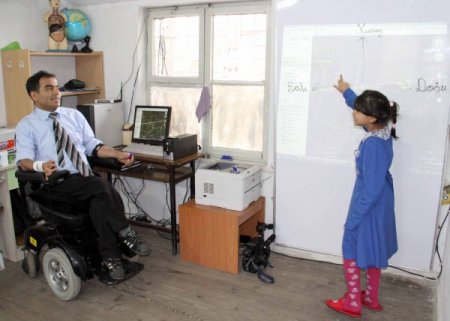 Bedensel engelli öğretmen, köy ilkokulunu modern eğitim yuvası yaptı