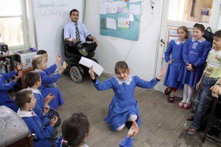 Bedensel engelli öğretmen, köy ilkokulunu modern eğitim yuvası yaptı