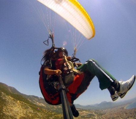 Bedensel engelli sporcular paraşütle tarihi ve turistik yerleri gezdi