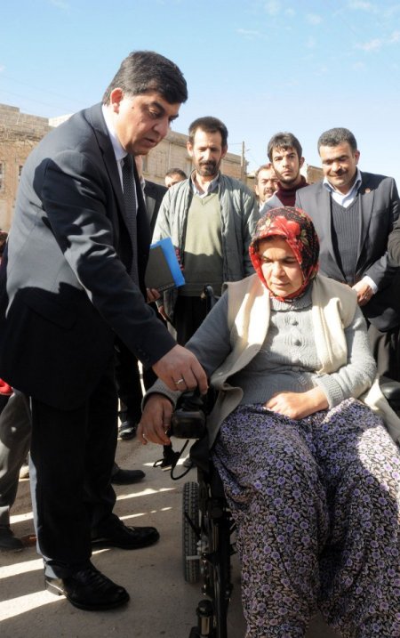 Bedensel engelli vatandaş, akülü aracına kavuştu