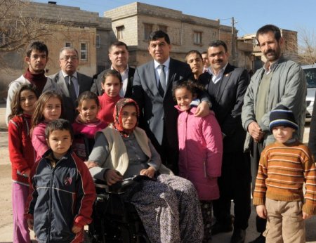 Bedensel engelli vatandaş, akülü aracına kavuştu
