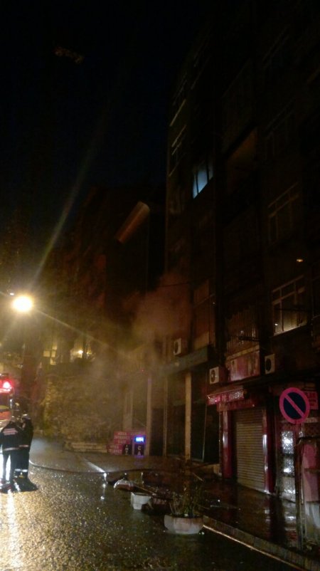 Bekar Evinde Çıkan Yangın Paniğe Sebep Oldu