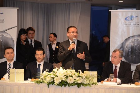 Bekir Bozdağ: Size sövenlere oy vermeyin