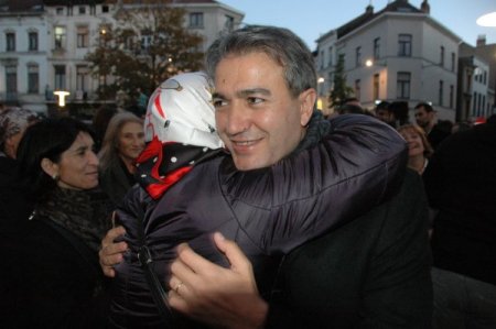 Belçika’da bir ilk: Türk asıllı Emir Kır, Brüksel’de belediye başkanı