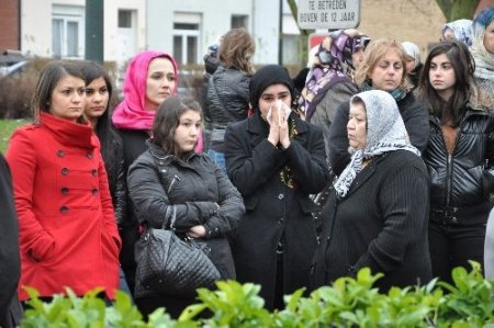 Belçika'da Yangında Ölen Genç Anne, Gözyaşları Eşliğine Yıkandı