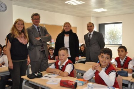 Belçikalı Bakan, Türk Müteşebbislerin Açtığı Okula Hayran Kaldı