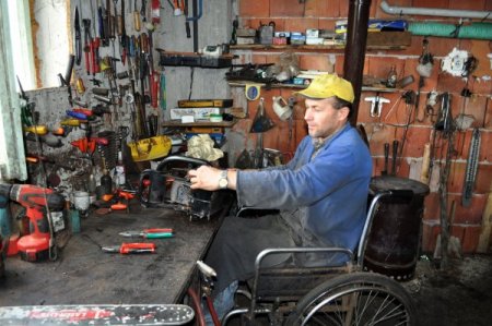 Belden aşağısı felç olan Hüseyin usta, hızarcılıkla geçimini sağlıyor