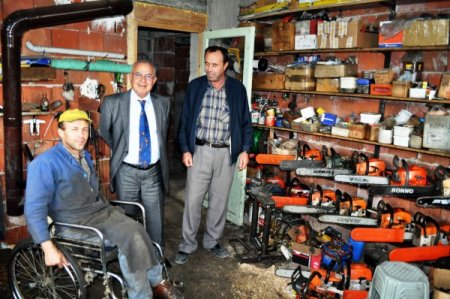 Belden aşağısı felç olan Hüseyin usta, hızarcılıkla geçimini sağlıyor