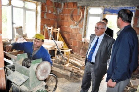 Belden aşağısı felç olan Hüseyin usta, hızarcılıkla geçimini sağlıyor