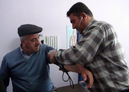 Beldeye doktor gelmemesini protesto için köylüler temsili doktor ve hemşire oldu