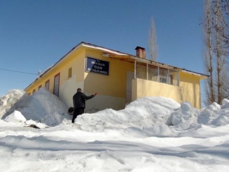 Beldeye doktor gelmemesini protesto için köylüler temsili doktor ve hemşire oldu
