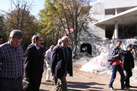 Belediye, ağaçları kesmemek için kültür merkezini alana uydurdu