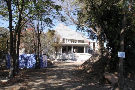 Belediye, ağaçları kesmemek için kültür merkezini alana uydurdu