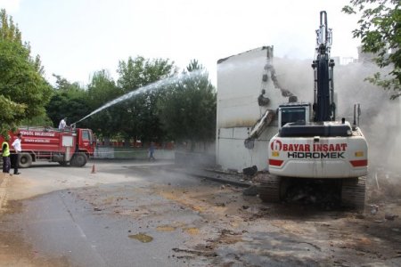 Belediye, kentsel dönüşüme kendi binasını yıkarak başladı