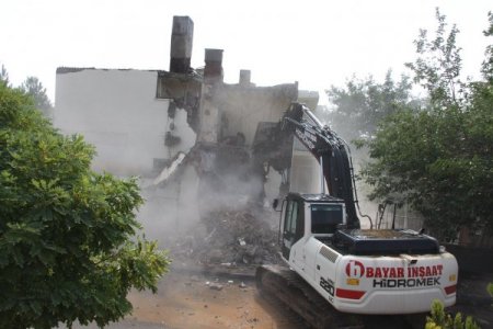 Belediye, kentsel dönüşüme kendi binasını yıkarak başladı